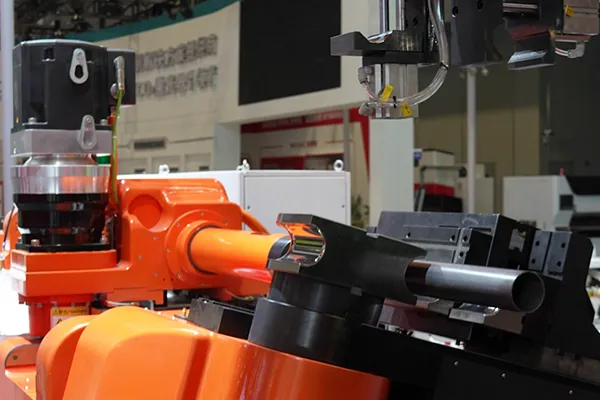 Curvadora de tubos CNC